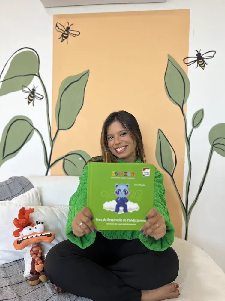 Jessica Costa em foto vertical natural: bastidores do ensaio de setembro de 2025