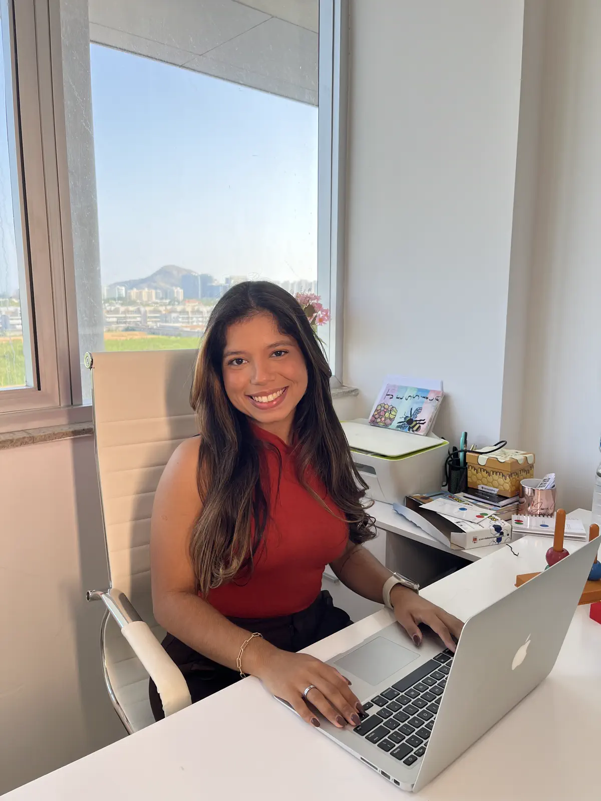 Jessica Costa em foto horizontal natural: bastidores do ensaio de outubro de 2025